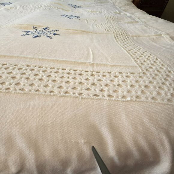 VTG White Cotton Tablecloth Blue Snowflake Embroidery Crochet Open Work 80x56 - Picture 4 of 16